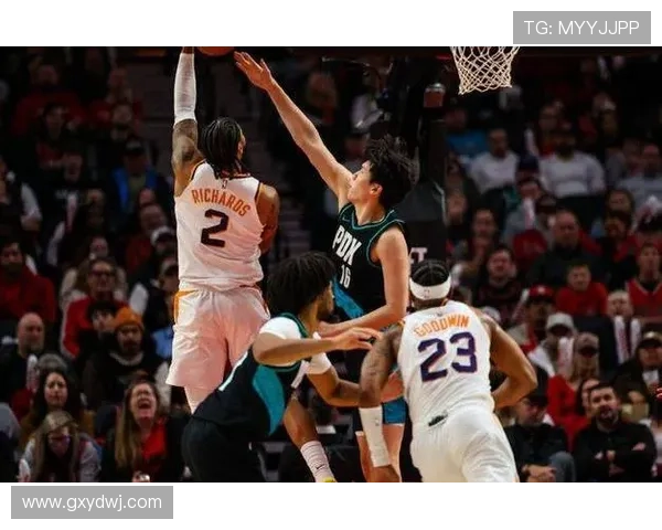 锡安上半场表现抢眼15分钟内贡献8分9板3助3断2帽展现实力